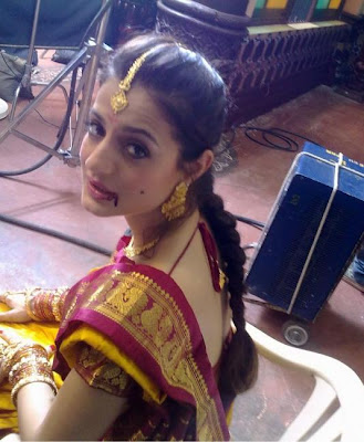 Param Veer Actress Amisha Patel looks simple in yellow – golden saree