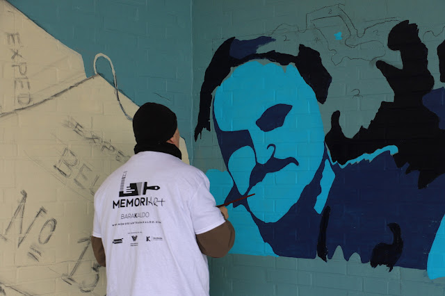 vecinos pintan un mural en la Herriko Plaza