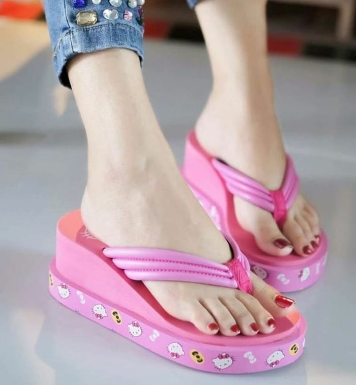 37+ Inspirasi Terkini Sandal Wedges Spon Hello Kitty