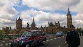 Big Ben e tradicional táxi em Londres, Inglaterra