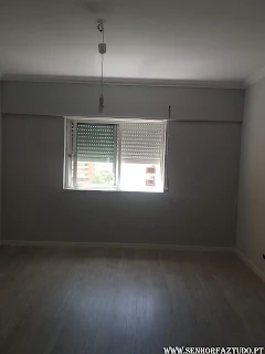 No seguimento da remodelação total do apartamento na Póvoa de Santa Iria e já depois de termos mostrado a remodelação da casa de banho da suite, mostramos agora o trabalho de pintura e colocação de pavimento flutuante nos três quartos do apartamento.  A pintura foi efectuada com tinta mate lavável de cor branca nos tetos, tinta mate lavável em cinza claro nas paredes e o pavimento flutuante aplicado foi o pavimento laminado intenso Artens Brits com rodapés brancos para condizer com as portas e aduelas que serão pintadas mais tarde.