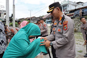 Jumat Barokah, Kapolres Aceh Tengah Dan Pju Kembali Salurkan Zakat Gaji Personel Kepada 20 Warga Kurang Mampu Kampung Karang Bayur