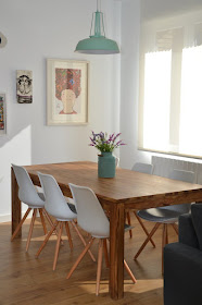 decor-sala-de-jantar- mesa-de-madeira-com-cadeiras-de-design