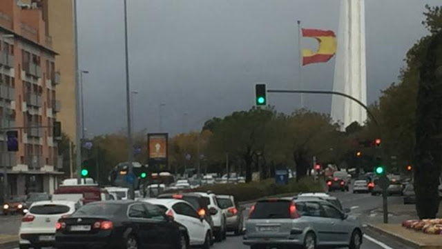 Un fuerte viento logra romper la bandera española de casi 200.000 euros en Sevilla