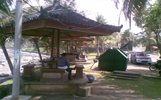 Tempat beteduh di pantai Yeh Leh