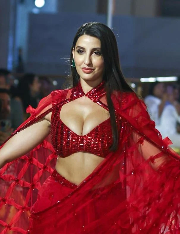 nora fatehi cleavage red saree busty bollywood