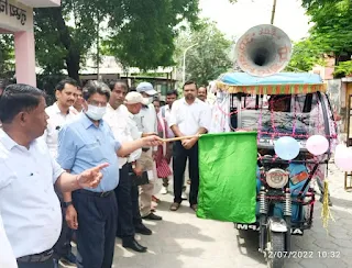 परिवार की खुशहाली के लिए परिवार नियोजन साधनों को अपनाना जरूरी  सीएमओ कार्यालय से निकाली गई जागरूकता रैली  जालौन : सीएमओ डॉ. एनडी शर्मा ने मंगलवार को विश्व जनसंख्या दिवस के उपलक्ष्य में जागरूकता रैली को हरी झंडी दिखाकर रवाना किया। यह रैली सीएमओ कार्यालय से निकली। वहीं जिला महिला अस्पताल में जागरूकता गोष्ठी हुई। इस मौके पर अस्पताल में मौजूद महिलाओं और पुरुषों को परिवार नियोजन के महत्व से रूबरू कराया। साथ ही अस्थाई साधनों को लेकर व्याप्त शंकाओं का भी समाधान किया गया। परिवार नियोजन से जुड़े कार्यक्रमों के प्रति लोगों को जागरूक बनाने के लिये विश्व जनसंख्या दिवस को परिवार नियोजन परामर्श दिवस के रूप में मनाया गया।  परिवार नियोजन से जुड़े कार्यक्रमों के प्रति लोगों को जागरूक बनाने के लिये विश्व जनसँख्या दिवस को परिवार नियोजन परामर्श दिवस के रूप में मनाया गया।  इस अवसर पर मुख्य चिकित्सा अधिकारी डॉ. एनडी शर्मा ने कहा कि परिवार की खुशहाली, शिक्षा, स्वास्थ्य और तरक्की तभी संभव है, जब परिवार सीमित होगा। विकास के उपलब्ध संसाधनों का समुचित वितरण और बढ़ती जनसँख्या दर के बीच संतुलन कायम करने के उद्देश्य से आज सबसे अधिक जरूरत जनसँख्या स्थिरीकरण की है। समुदाय में परिवार नियोजन के प्रति जागरूकता लाने के लिए फ्रंट लाइन कार्यकर्ताओं के माध्यम से दो चरणों में परिवार नियोजन पखवाड़ा मनाया जा रहा है। इसके पहले चरण में 27 जून से 10 जुलाई तक दम्पति सम्पर्क पखवाड़ा मनाया गया, जिसके तहत लक्षित दम्पति को चिन्हित कर परिवार नियोजन साधनों को अपनाने के प्रति प्रेरित किया गया। अगला चरण जनसँख्या स्थिरता पखवाड़ा का आज से शुरू हो रहा है जो 30 जुलाई तक चलेगा । इसके तहत लक्षित दम्पति को सेवा प्रदान की जाएगी।  अपर मुख्य चिकित्सा अधिकारी व परिवार नियोजन कार्यक्रम के नोडल अधिकारी डॉ. एसडी चौधरी ने बताया कि छोटा परिवार सुखी परिवार की अवधारणा बिना पुरुष के अधूरी है। दंपति के साथ परिवार नियोजन जागरूकता को लेकर विभिन्न गतिविधियां आयोजित की जा रही हैं वहीं उन्हें छोटा परिवार सुखी परिवार के लाभ भी बताए जा रहे हैं। इसके साथ ही परिवार नियोजन के स्थायी और अस्थायी साधनों के बारे में भी बताया जा रहा है। इस दौरान महिला अस्पताल के प्रभारी सीएमएस डॉ एनआर वर्मा, डॉ सुनीता बनौधा समेत कई चिकित्सक और स्वास्थ्य कर्मी मौजूद रहे।