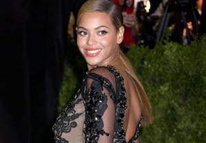 Beyonce Semakin Seksi dengan Gaun Tembus Pandang