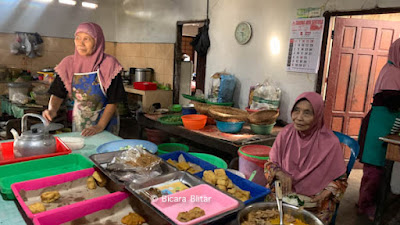 Nasi Pecel Pawon Bu Marti Jatinom Blitar, Legendaris dan Penyajiannya Masih Pakai Cara Tradisional