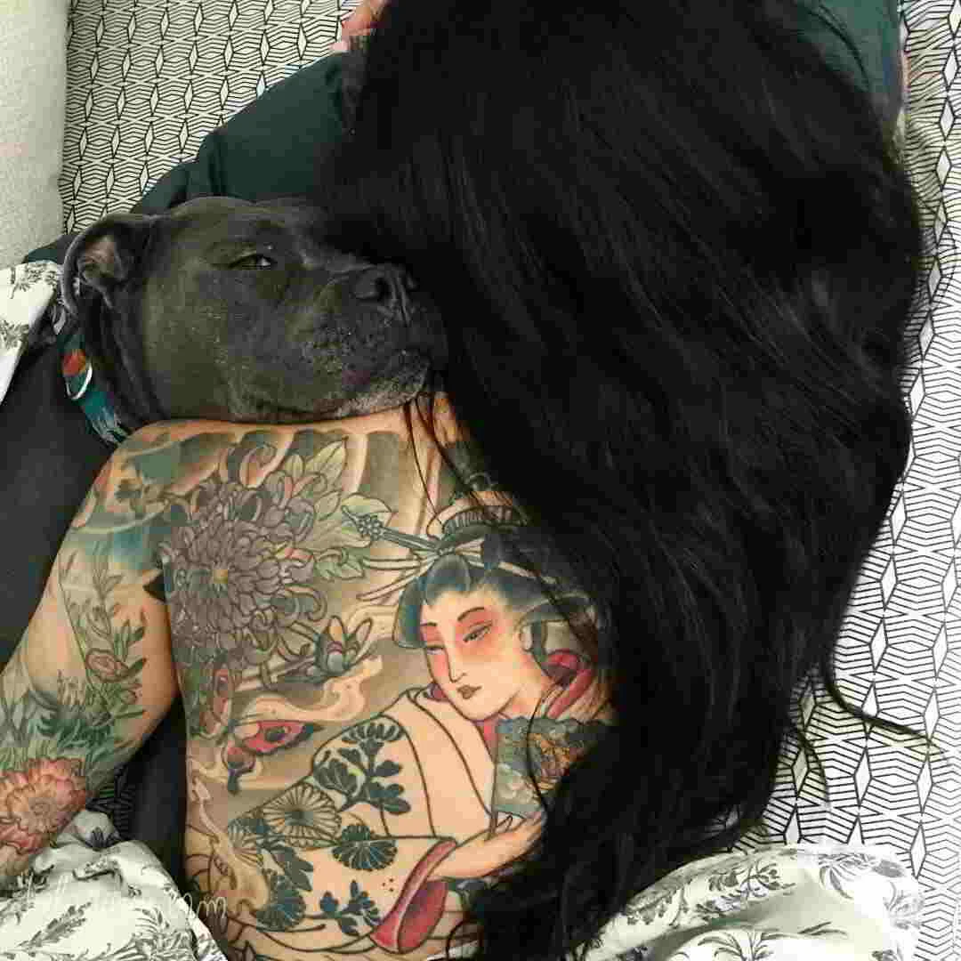 Una mujer con tatuaje femenino