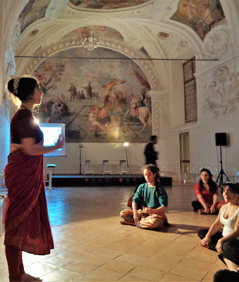 MUSEO DI SAN DOMENICO MAGGIORE  SALA DEL CAPITOLO con il Patrocinio di: Comune di Napoli, Secondo Municipio Museo di San Domenico Maggiore Università degli Studi di Napoli "L'Orientale" Federazione Italiana Yoga Associazione Culturale  Orchestès  a cura del  Gruppo Studentesco Pranama nell'ambito di INDIART FESTIVAL Festival delle Arti e Culture dell'India 30 novembre 2018 evento a ingresso libero Danza Indiana Bharata Natyam Napoli Marialuisa Sales