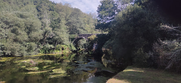 El puente de San alberto desde las orillas de Río Parga