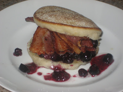 Articole culinare : Toasted English Muffins with Blueberries & Bacon