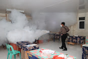 Polres Nias Selatan Melakukan Penyemprotan Anti Nyamuk Atau Fogging di Pulau Simuk