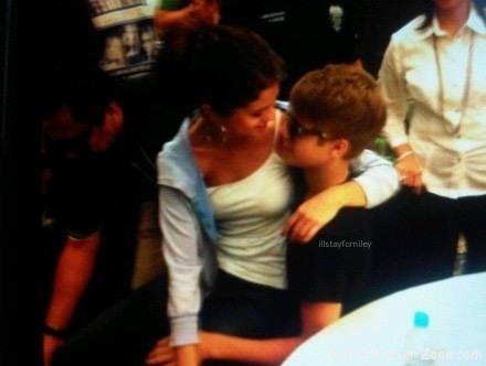 photos de justin bieber et selena gomez. De justin and talks about