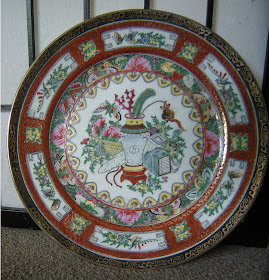 博古 - Bógǔ / Bo Gu / Bogut pattern Chinese porcelain plate, gold gilt.  乾隆年制 = Qiánlóng nián zhì mark  Famille Verte??  20th century , Hong Kong, 1960s- 1980s
