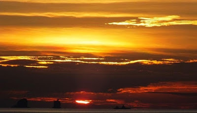 Sunrise di pagi hari di Teluk Labuhan Manggis, Bali