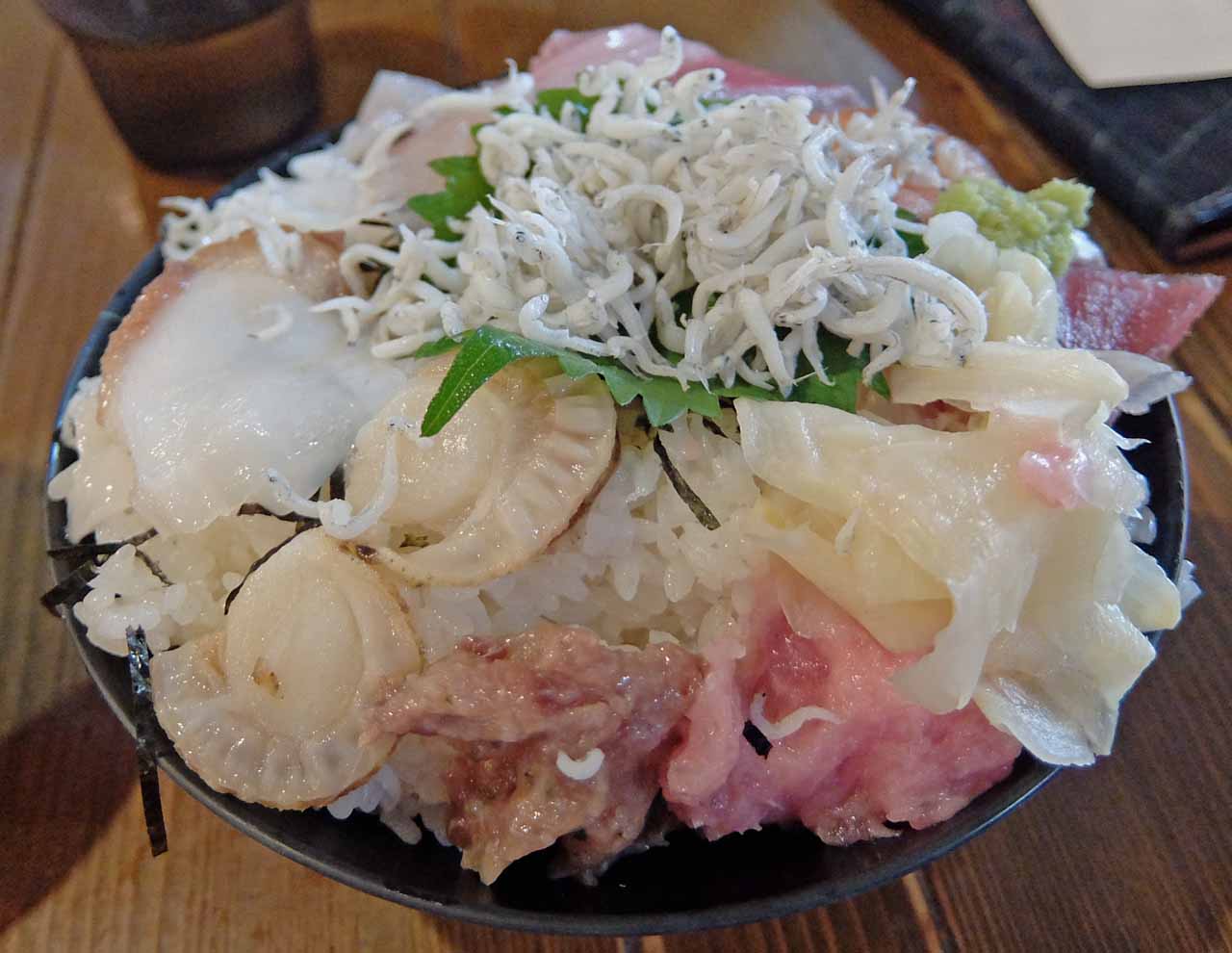 海浜幕張 居酒屋 山傳丸で海鮮10種丼