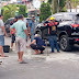 Pemuda peduli dan spontanitas memperbaiki jalan raya yang rusak dan berlobang dijalan lintas sumatra