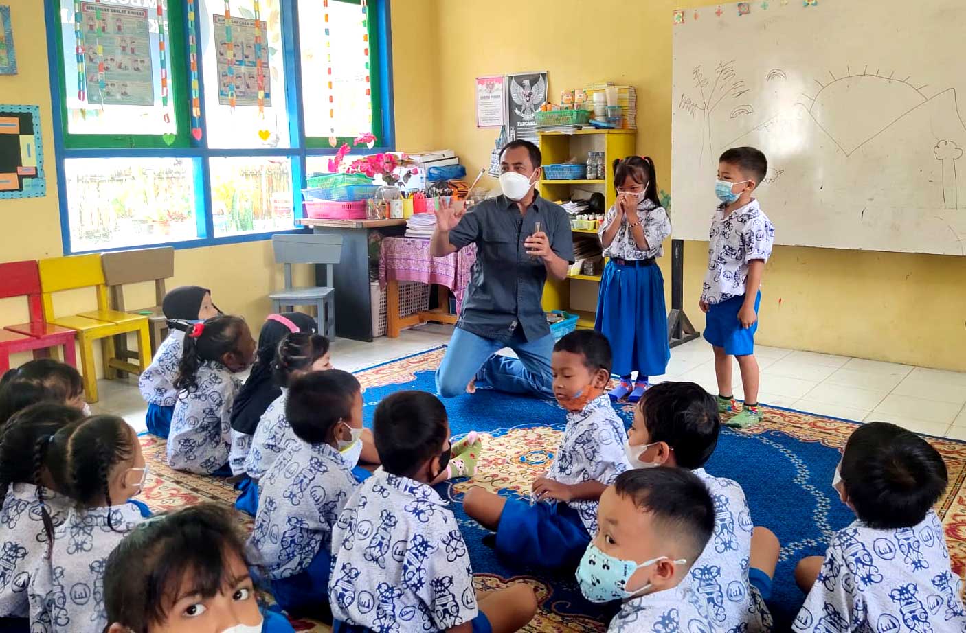Direktur eksekutif PKBI pusat Eko Maryadi, Berinmteraksi dengan para murid TK Anggrek Hitam, Maluhu.