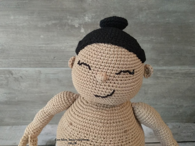 Con hilos, lanas y botones: luchador sumo amigirumi (patrón de Millionbells)