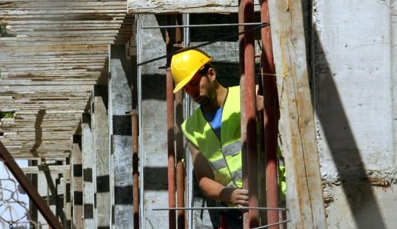 Καταγγελία – Οικοδομές: Δουλεύουν οι συνταξιούχοι, κάθονται οι εργαζόμενοι