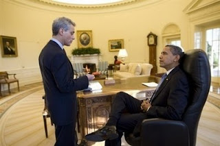 En la foto:El Jefe del Gabinete de la Casa Blanca, Rahm Emanuel conversa con Obama