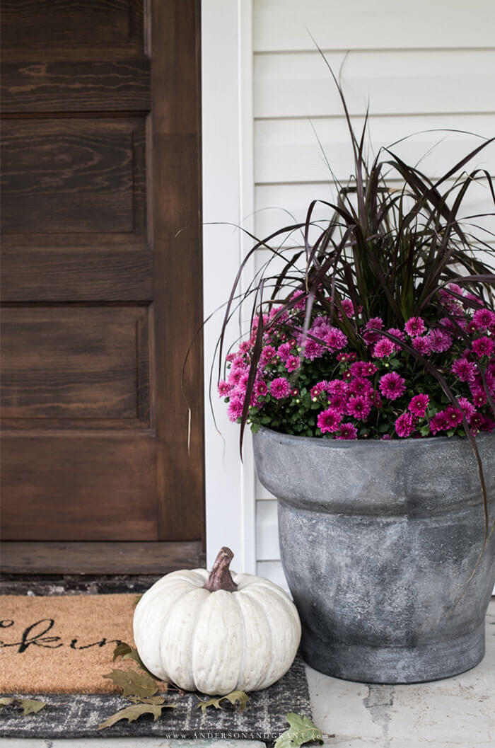 Simple ways to decorate your front porch for fall.