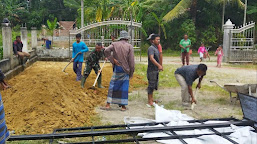 Babinsa Koramil 04/Peudada Gotong-Royong Ratakan Timbunan Tanah di Meunasah