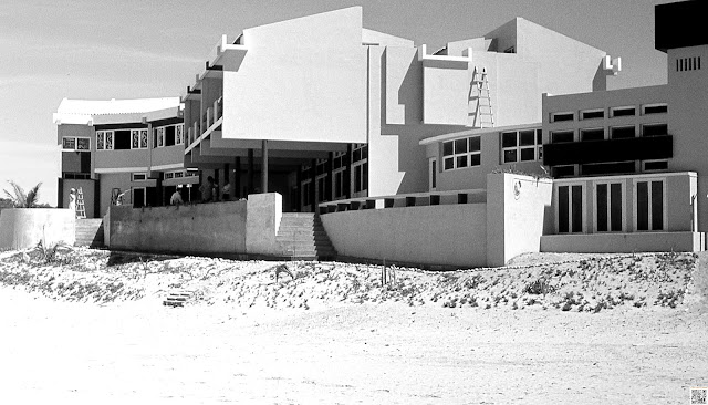 Na Praia do Tofo, Inhambane, antes da inauguração do Hotel Tofo Mar, na segunda metade da década de 1960.   MMG_L_047 Fotografia de Manuel Augusto Martins Gomes. Não usar fotografia sem referência ao seu autor Manuel Augusto Martins Gomes e sem link para as páginas:  Beacons: https://beacons.ai/manuelamartinsgomesmemorias Blogger: https://manuelamartinsgomes.blogspot.com/ Instagram: @manuelamartinsgomesmemorias Toda a informação adicional é bem vinda. Poderão contactar-me através do endereço de email: manuelamgomes20@gmail.com #60s #inhambane #praiadotofo #tofomar #hoteltofomar #moçambique #memoriasdemoçambique #blogpost #streetphotography   #manuelamartinsgomesmemorias