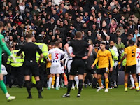 Wolverhampton Wanderers berhasil menyingkirkan West Bromwich Albion dalam kompetisi Piala FA walau pertandingan sempat terhenti karena kerusuhan suporter