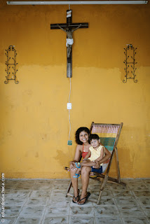 Retrato de madre e hijo en un albergue en Conkal, Yucatán