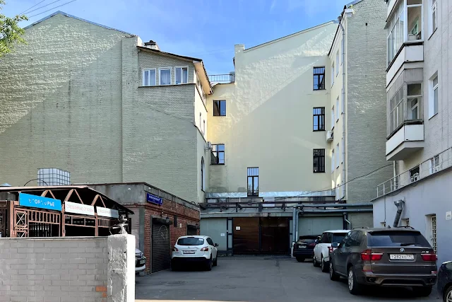 улица Малая Дмитровка, дворы, Московский государственный театр «Ленком Марка Захарова»