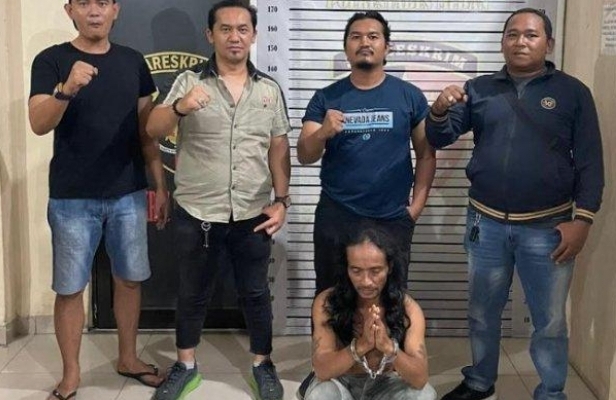 Pria Mabuk Bacok Warga Pakai Samurai, Pelaku Tersinggung Dengar Korban Tertawa