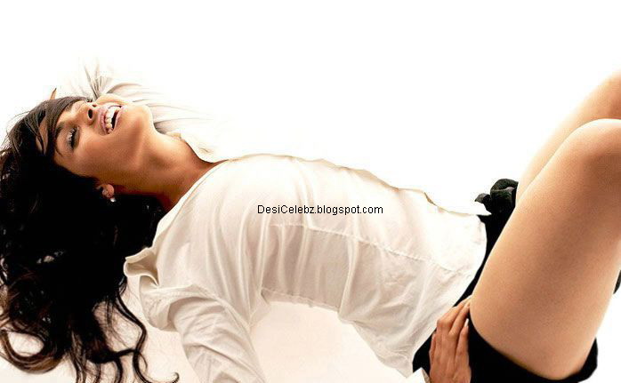 Hot Genelia Cutie Looks Really Nice With Her Cute Smile