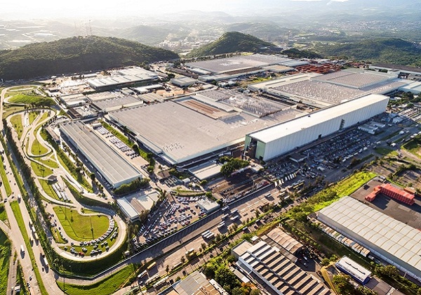 Fiat dá férias a 1,9 mil trabalhadores e paralisa produção na fábrica em Minas Gerais