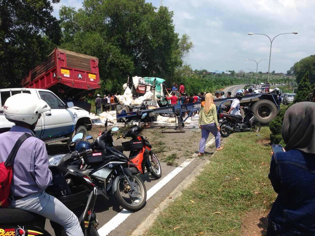 Kemalangan 2 Lori Dan Double Cap Di Batu 5 Jalan Apas Tawau