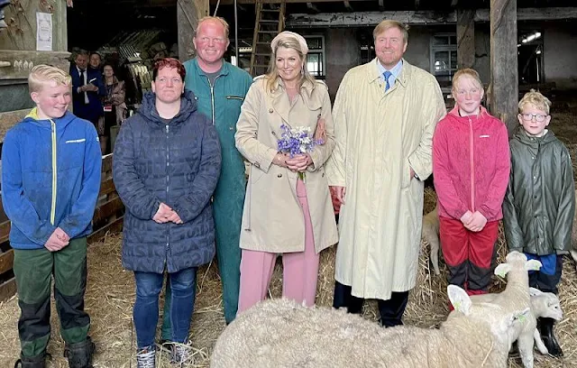 Queen Maxima wore a pink blazer by Claes Iversen. The Queen wore a pink jacket by Max Mara, Andiata pink wide leg trousers