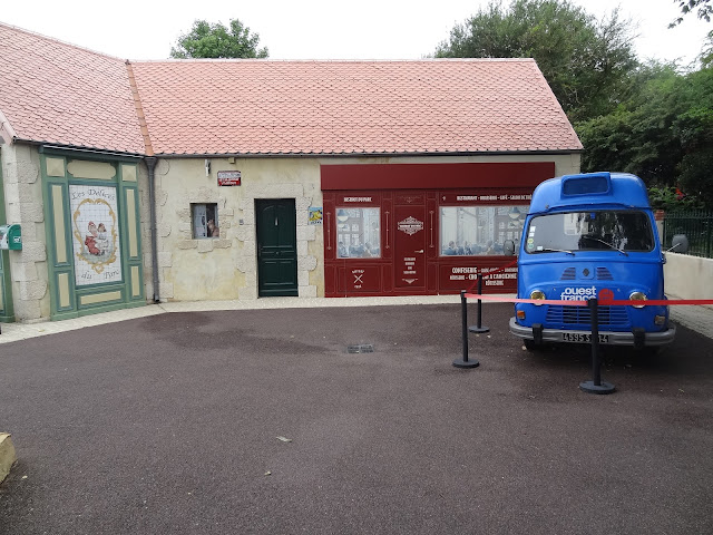 2025.07.17-005 façades et Renault Estafette Ouest-France