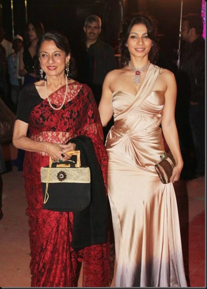 Max-stardust-awards-2012-Tanuja-and-tanisha-mukherjee