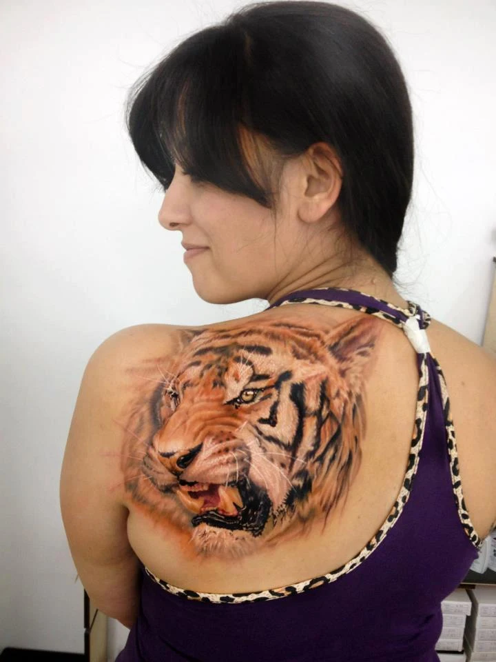 chica con tatuaje de tigre en la espalda