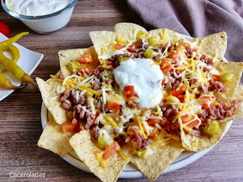 Nachos con carne y queso