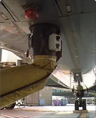 A duct hose installed on the airliner distributes hot or cold air from a ground-based source