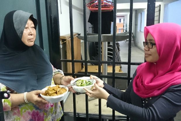 bertukar makanan, exchange food with neighbour,