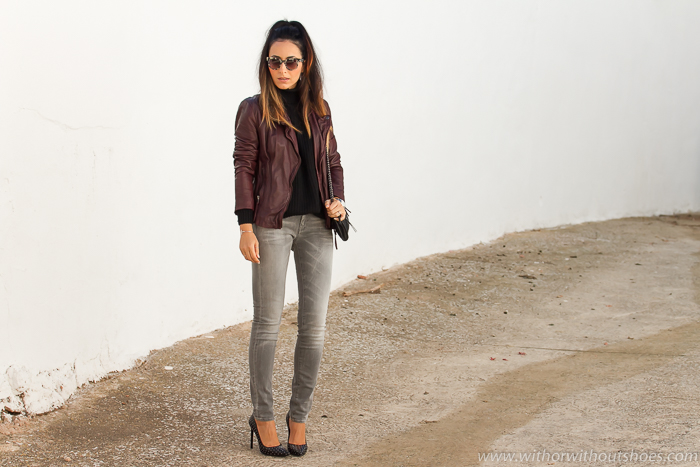 Blogger de moda de Valencia con estilo chic urbano con pantalones vaqueros y zapatos de diseñador YSL Saint Laurent