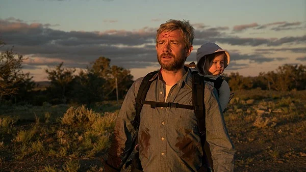 Cargo (2017) film yorumu - Zombi salgınında bebeklerini korumaya çalışan bir ailenin öyküsü