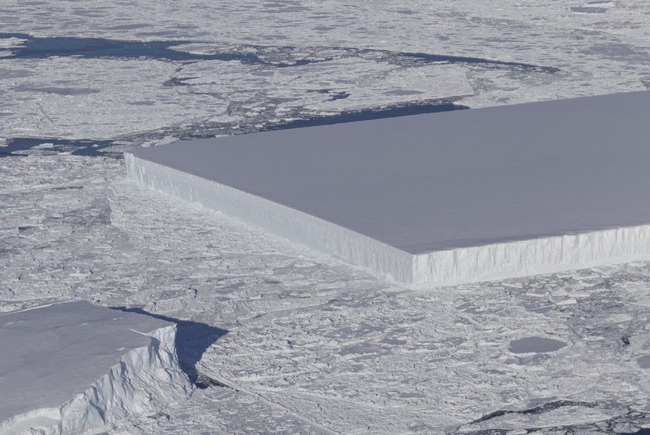 Φωτογραφία με πρωτοφανές γεωμετρικό παγόβουνο σαν γιγάντιο παγάκι έδωσε στη δημοσιότητα η NASA