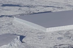 Ένα ασυνήθιστο μεγάλο παγόβουνο με σχήμα τέλειου ορθογώνιου – που θυμίζει τον εξωγήινο μονόλιθο στην ταινία «2001: Οδύσσεια του Διαστήματος...