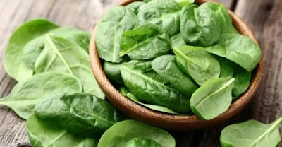 Weight gain has become a problem for everyone, which seems impossible, but the solution is hidden in the spinach.  While each vegetable has its own utility, spinach is a vegetable that helps reduce weight gain.  According to one study, green leafy spinach is a vegetable that reduces weight gain, it is rich in non-fatty fiber that helps in weight loss.