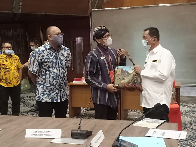  Menteri Pariwisata dan Ekonomi Kreatif RI, Sandiaga Uno, Datang Ke Pessel Bertemu Bupati Rusma Yul Anwar.